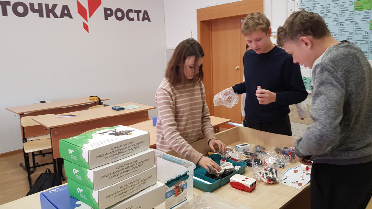 Занятия по дополнительному образованию Лего-конструированию на базе центра «Точка роста».